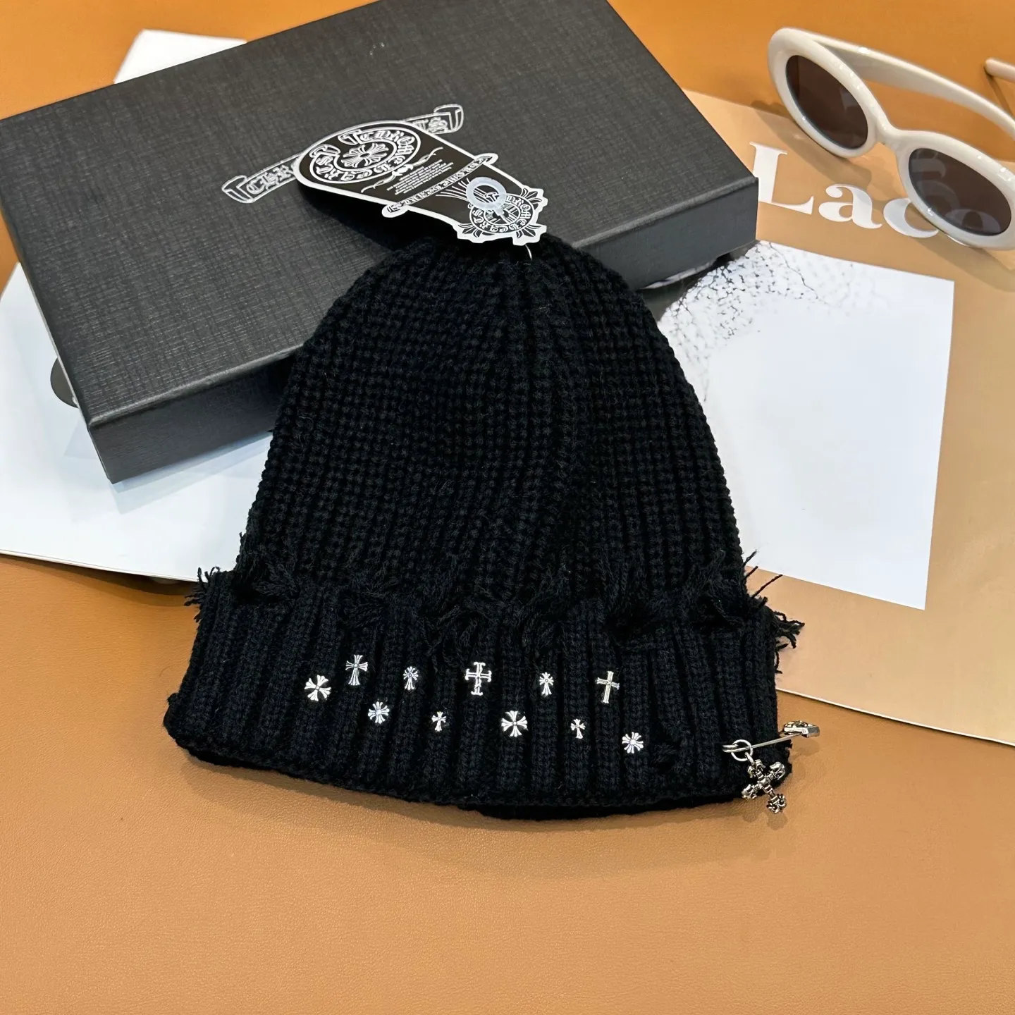 P70 🤍Chrome hearts new autumn and winter cross knitted hat🧶 One of the must-have hats in autumn and winter~ It really looks good on whoever wears it~, it is also a perfect match in black and white and gray in autumn~